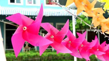 粉红色的风车玩具装饰前面购物购物中心夏天